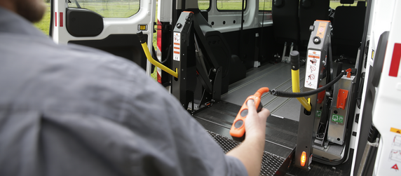 Ein Bus aus dem eine Rollstuhlrampe gefahren wird