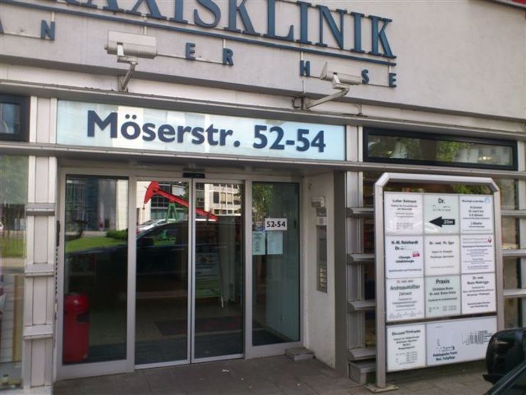 Der Eingang einer Klinik.