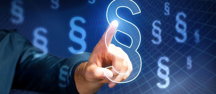 Eine Hand berührt einen digitalen Bildschirm mit einem leuchtenden "Paragraph"-Symbol, umgeben von mehreren kleineren "Paragraph"-Symbolen auf blauem Hintergrund.