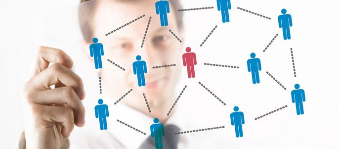 Ein Diagramm mit miteinander verbundenen menschlichen Figuren, wobei eine zentrale Figur rot hervorgehoben und von blauen Figuren umgeben ist.