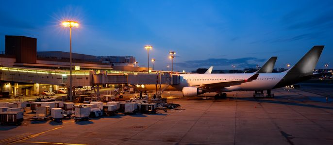 Ein Flugzeug welches an ein Gate anschließt.