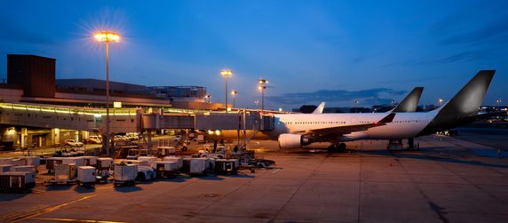 Ein Flugzeug welches an ein Gate anschließt.