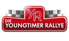 Ein Logo für "DIE YOUNGTIMER RALLYE", das einen roten Hintergrund mit weißem Text und einer karierten Flagge im Hintergrund zeigt.