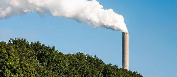 Ein Turm erzeugt eine Dampfwolke.