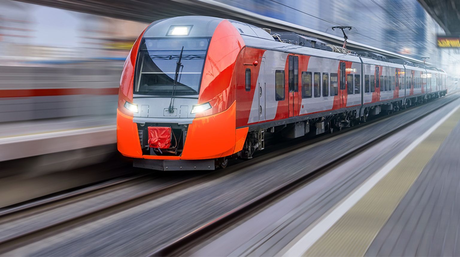 Ein Zug der in einen Bahnhof einfährt.