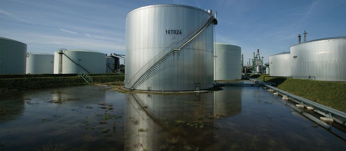 Öltank in Wasser bei Tag.