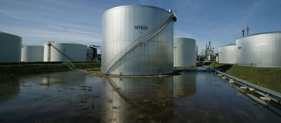 Öltank in Wasser bei Tag.