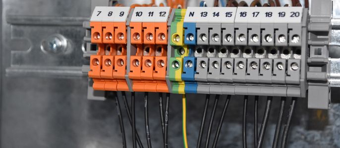 Eine Reihe von farbcodierten Klemmenblöcken mit Nummern von 7 bis 20, verbunden durch schwarze Drähte.