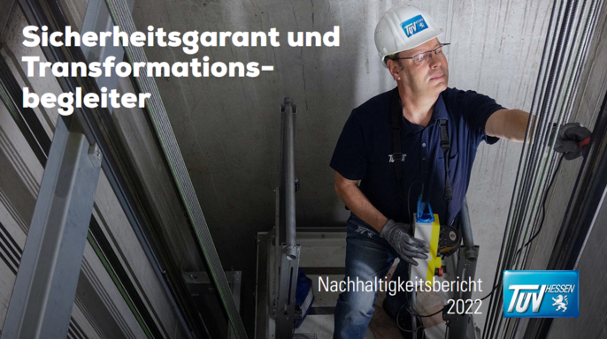 Ein Mann auf einer Baustelle, der einen Schutzhelm und Handschuhe trägt und an einer Metallkonstruktion arbeitet.