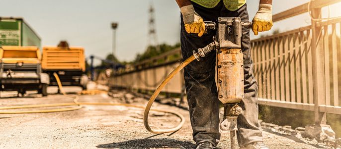 Ein Bauarbeiter mit einem Presslufthammer.