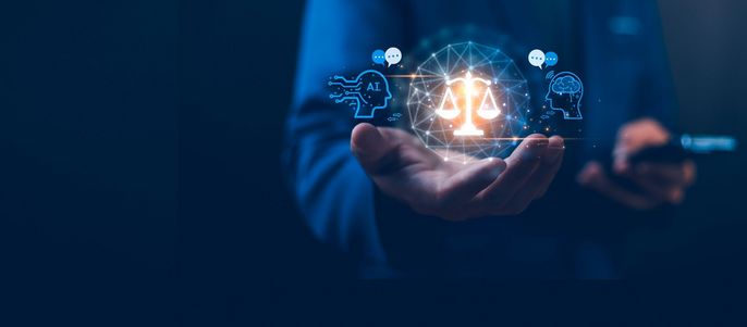 Die Hand einer Person hält eine digitale Darstellung einer Waage, umgeben von Symbolen: darunter ein menschlicher Kopf, ein Gehirn, ein Kopf mit Buchstaben AI und mehrere Sprechblasen.