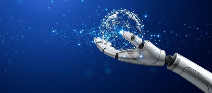 Eine Roboterhand, die eine digitale Darstellung einer Weltkugel hält, umgeben von einer blauen digitalen Aura mit Glitzern.