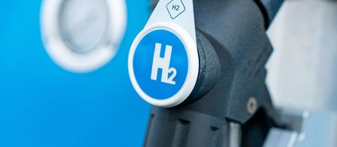 Eine blau-silberne Düse mit dem Buchstaben "H2", der für Wasserstoff steht, an einem blauen zylindrischen Behälter.