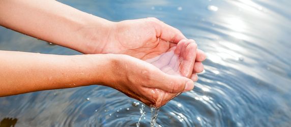 Person schöpft Wasser mit den Händen