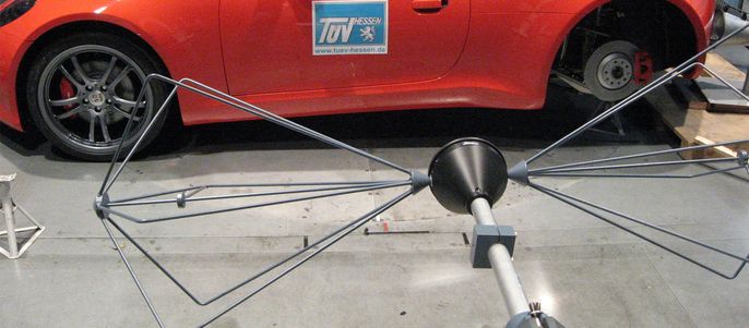 Ein Auto bei einem "Elektromagnetische-verträglichkeits-Test".