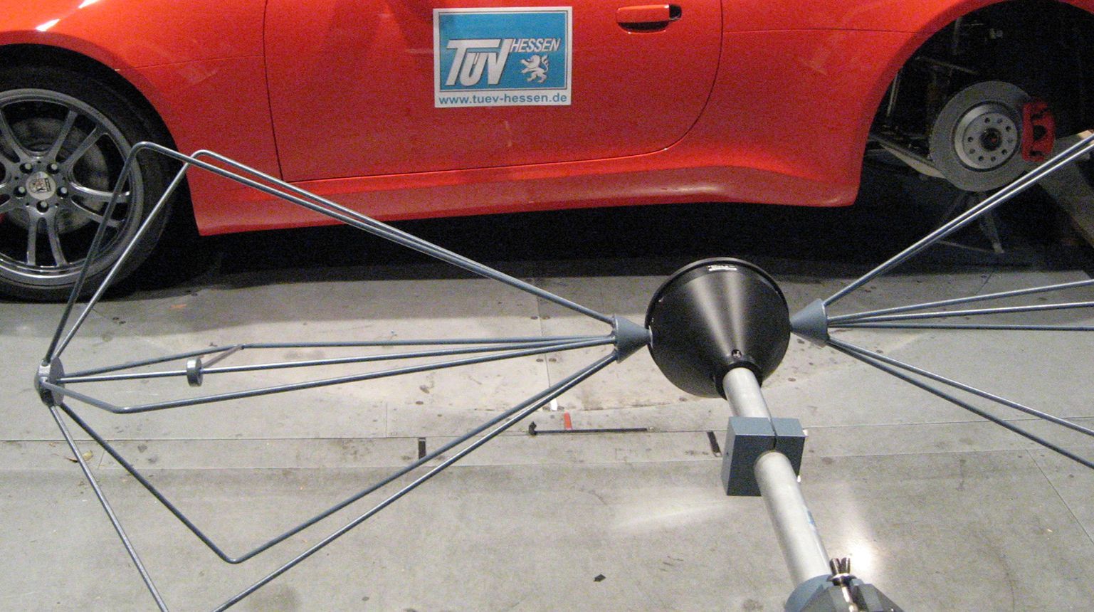 Ein Auto bei einem "Elektromagnetische-verträglichkeits-Test".