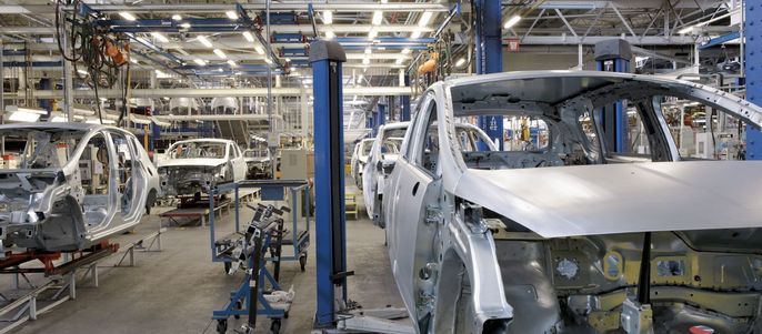 Ein industrielles Umfeld mit Fahrzeugrahmen, die montiert werden.