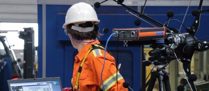 Eine Akustische Kamera wird bedient.