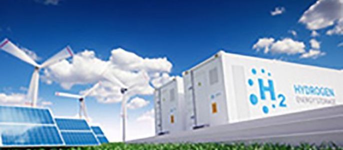 Eine grüne Wiese mit Sonnenkollektoren, Windturbinen und einem weißen Container mit der Aufschrift "Hydrogen Energy".